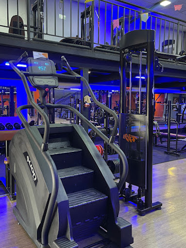 Escada ergométrica e esteiras modernas no setor cardio