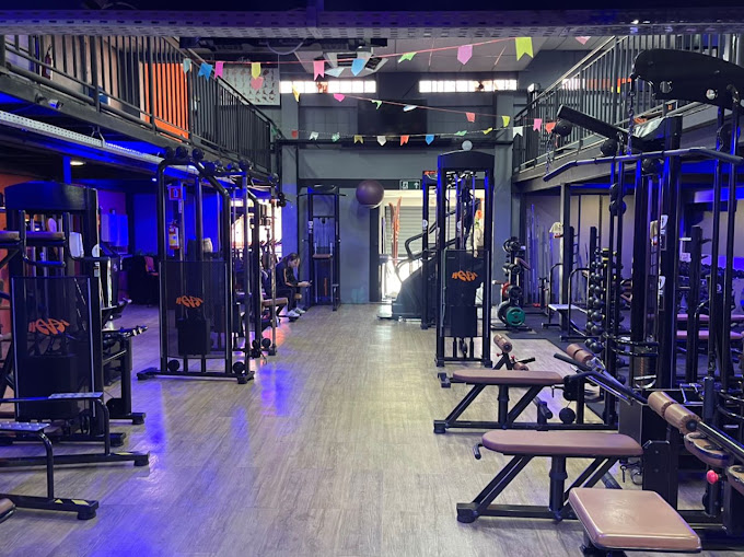 Visão geral do espaço amplo e mezanino da Academia Workout Fit Floramar